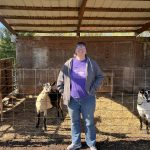 Suzanne Behrmann, quien tiene una procesadora de quesos, posa para Efe frente a sus cabras el jueves 20 de octubre en su pequeña granja de cabras en Martinsburg, Virginia Occidental (EE.UU.). EFE/ Octavio Guzmán