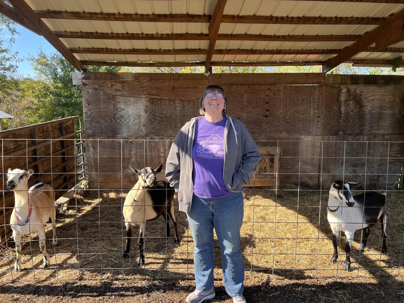 Suzanne Behrmann, quien tiene una procesadora de quesos, posa para Efe frente a sus cabras el jueves 20 de octubre en su pequeña granja de cabras en Martinsburg, Virginia Occidental (EE.UU.). EFE/ Octavio Guzmán