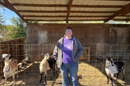 Suzanne Behrmann, quien tiene una procesadora de quesos, posa para Efe frente a sus cabras el jueves 20 de octubre en su pequeña granja de cabras en Martinsburg, Virginia Occidental (EE.UU.). EFE/ Octavio Guzmán