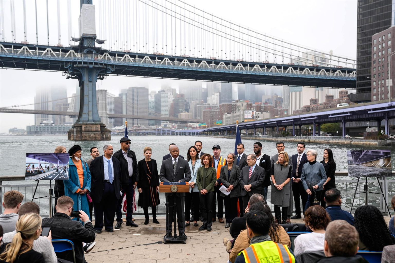 Fotografía cedida por la Alcaldía de Nueva York donde aparece su alcalde Eric Adams (c) mientras anuncia, en vísperas del décimo aniversario de Sandy, una serie de proyectos a largo plazo, hoy, frente a los famosos puentes de Brooklyn y el de Manhattan, en Nueva York (EE.UU.).  EFE/ Michael Appleton / Ayuntamiento De Nueva York SOLO USO EDITORIAL/NO VENTAS/SOLO DISPONIBLE PARA ILUSTRAR LA NOTICIA QUE ACOMPAÑA/CRÉDITO OBLIGATORIO