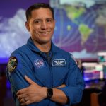 Fotografía sin fecha cedida por la NASA donde aparece el astronauta Frank Rubio posando en la sala de control de vuelo azul del Centro Espacial Johnson en Houston (EEUU). EFE/Bill Ingalls/NASA /SOLO USO EDITORIAL /NO VENTAS /SOLO DISPONIBLE PARA ILUSTRAR LA NOTICIA QUE ACOMPAÑA /CRÉDITO OBLIGATORIO