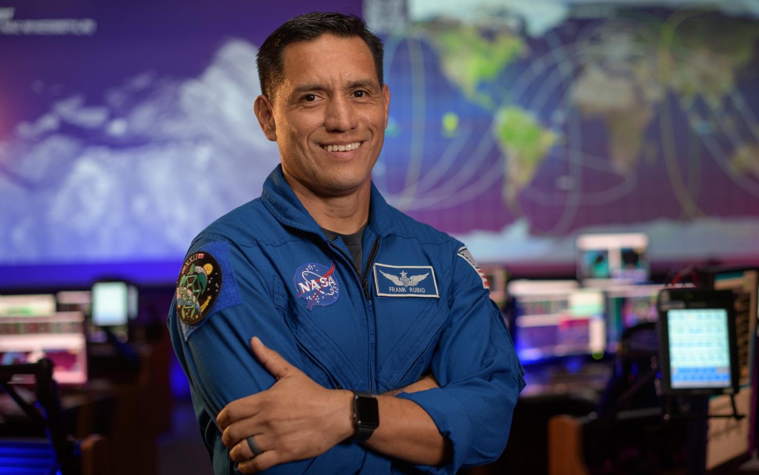 Fotografía sin fecha cedida por la NASA donde aparece el astronauta Frank Rubio posando en la sala de control de vuelo azul del Centro Espacial Johnson en Houston (EEUU). EFE/Bill Ingalls/NASA /SOLO USO EDITORIAL /NO VENTAS /SOLO DISPONIBLE PARA ILUSTRAR LA NOTICIA QUE ACOMPAÑA /CRÉDITO OBLIGATORIO