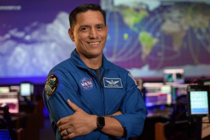 Fotografía sin fecha cedida por la NASA donde aparece el astronauta Frank Rubio posando en la sala de control de vuelo azul del Centro Espacial Johnson en Houston (EEUU). EFE/Bill Ingalls/NASA /SOLO USO EDITORIAL /NO VENTAS /SOLO DISPONIBLE PARA ILUSTRAR LA NOTICIA QUE ACOMPAÑA /CRÉDITO OBLIGATORIO