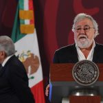 Fotografía cedida hoy por la presidencia de México del subsecretario de Derechos Humanos del Gobierno, Alejandro Encinas, durante una rueda de prensa en Palacio Nacional de la Ciudad de México (México). EFE/Presidencia de México/SOLO USO EDITORIAL/SOLO DISPONIBLE PARA ILUSTRAR LA NOTICIA QUE ACOMPAÑA(CRÉDITO OBLIGATORIO)