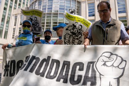 Fotografía de archivo de inmigrantes y activistas que e manifiestan para legalizar la situación de los indocumentados durante una conferencia de prensa frente a las puertas del tribunal federal del distrito neoyorquino de Brooklyn. EFE/Ángel Colmenares