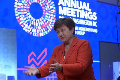 La directora gerente del Fondo Monetario Internacional (FMI), Kristalina Georgieva, habla durante una entrevista con EFE, el 13 de octubre de 2022, en la sede del organismo en Washington (EE.UU.). EFE/Lenin Nolly