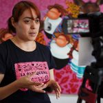 La pintora Ángela Hernández habla en entrevista con Efe el 1 de octubre de 2022 en la ciudad de Oaxaca (México). EFE/Jesús Méndez