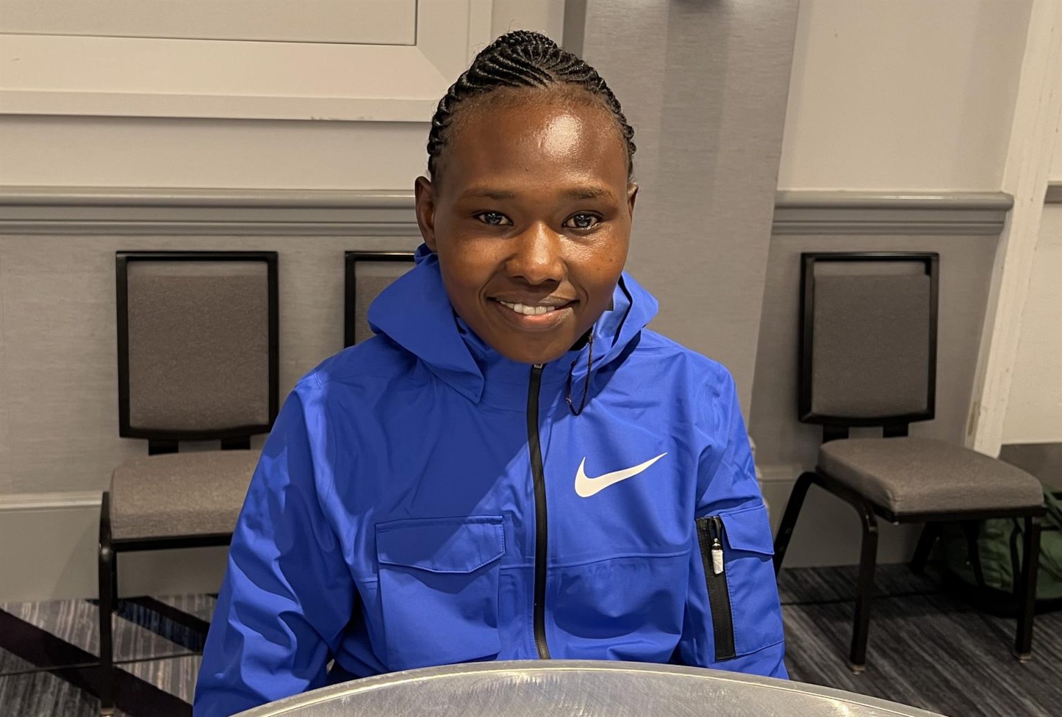La atleta keniana Ruth Chepngetich posa durante una entrevista con EFE en Chicago (EE.UU.). EFE/Andrea Montolivo