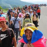 Grupos de personas migrantes caminan en caravana en el municipio de Tapachula, en Chiapas (México). Imagen de archivo. EFE/ Juan Manuel Blanco