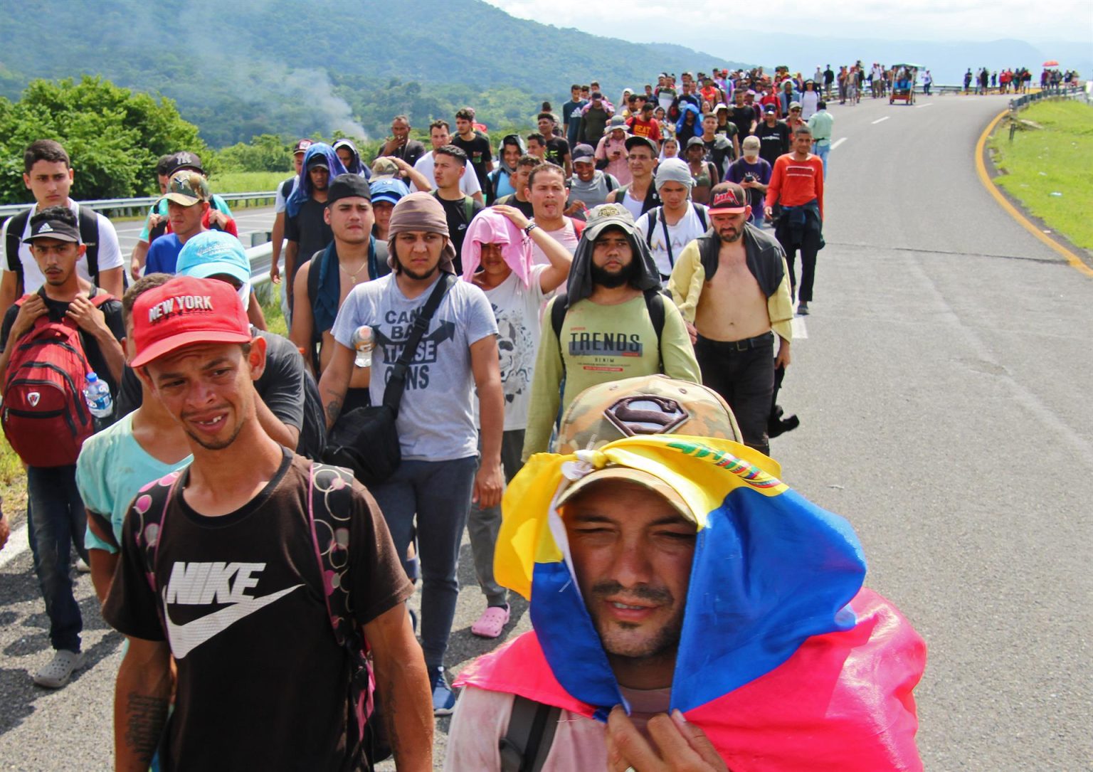 Grupos de personas migrantes caminan en caravana en el municipio de Tapachula, en Chiapas (México). Imagen de archivo. EFE/ Juan Manuel Blanco