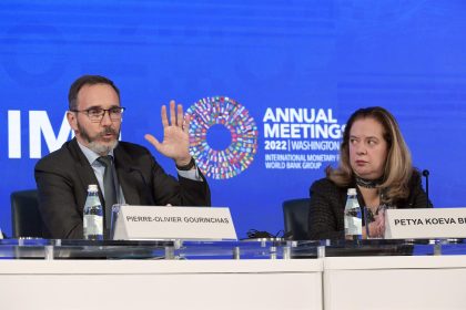 El director y la directora adjunta de Investigación del Fondo Monetario Internacional (FMI), Pierre Olivier Gourinchas y Petya Koeva, participan hoy en una rueda de prensa en la sede del organismo en Washington (EE.UU.). EFE/ Lenin Nolly