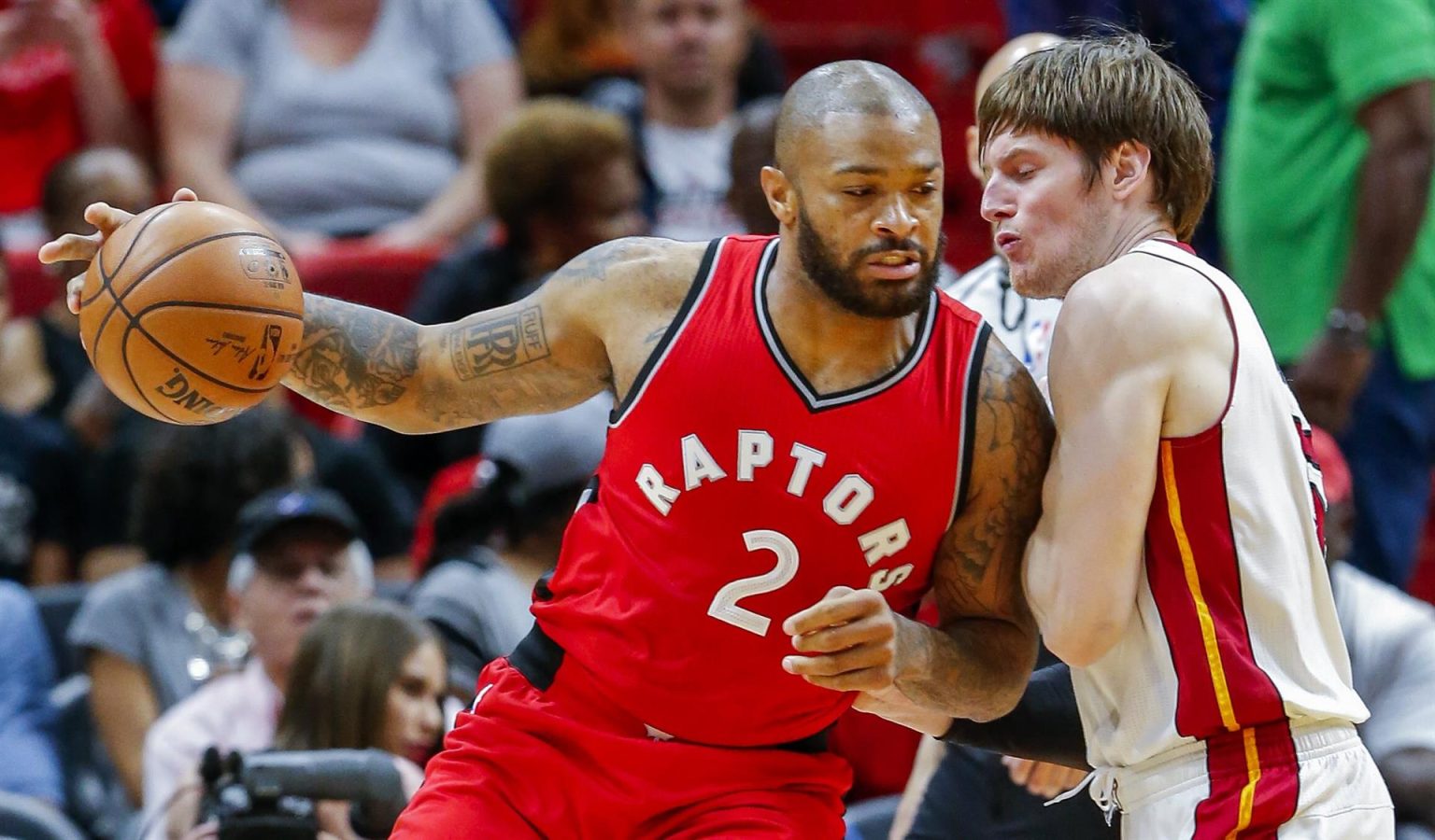 Foto de archivo del jugador PJ Tucker (i). EFE/ERIK S. LESSER