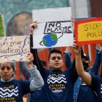 Activistas de Greenpeace se manifiestan afuera de la Cámara de Diputados hoy, en Ciudad de México (México). EFE/Isaac Esquivel