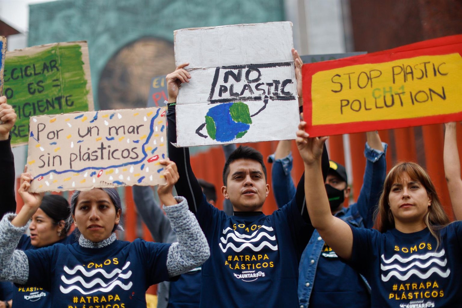 Activistas de Greenpeace se manifiestan afuera de la Cámara de Diputados hoy, en Ciudad de México (México). EFE/Isaac Esquivel