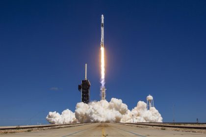 Fotografía cedida hoy SpaceX donde se ve la nave Endurance propulsada al espacio por un cohete Falcon 9, con dos astronautas de la NASA a bordo: la comandante de la misión, Nicole Aunapu Mann y el piloto Josh Cassada, junto con el astronauta Koichi Wakata, de la Agencia de Exploración Aeroespacial de Japón (JAXA), y la cosmonauta rusa Anna Kikina, de Roscosmos, desde Cabo Cañaveral (EEUU). EFE / SpaceX /SOLO USO EDITORIAL/SOLO DISPONIBLE PARA ILUSTRAR LA NOTICIA QUE ACOMPAÑA (CRÉDITO OBLIGATORIO)