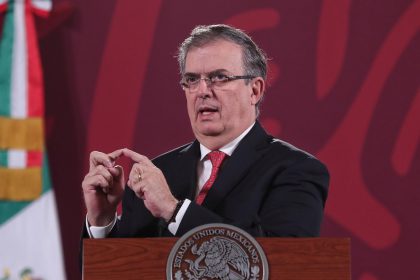 El canciller mexicano, Marcelo Ebrard participa hoy, durante una rueda de prensa del presidente de México, Andrés Manuel López Obrador, en Palacio Nacional de la Ciudad de México (México). EFE/Sáshenka Gutiérrez