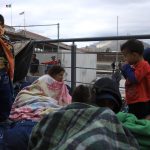 Migrantes de origen venezolano, descansan hoy cerca de la barda fronteriza, en Ciudad Juárez, Chihuahua (México). EFE/ Luis Torres.