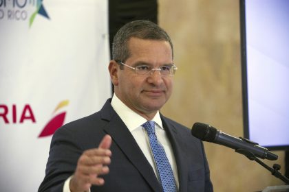 El gobernador de Puerto Rico, Pedro Pierluisi, habla durante una rueda de prensa. Imagen de archivo. EFE/Thais Llorca