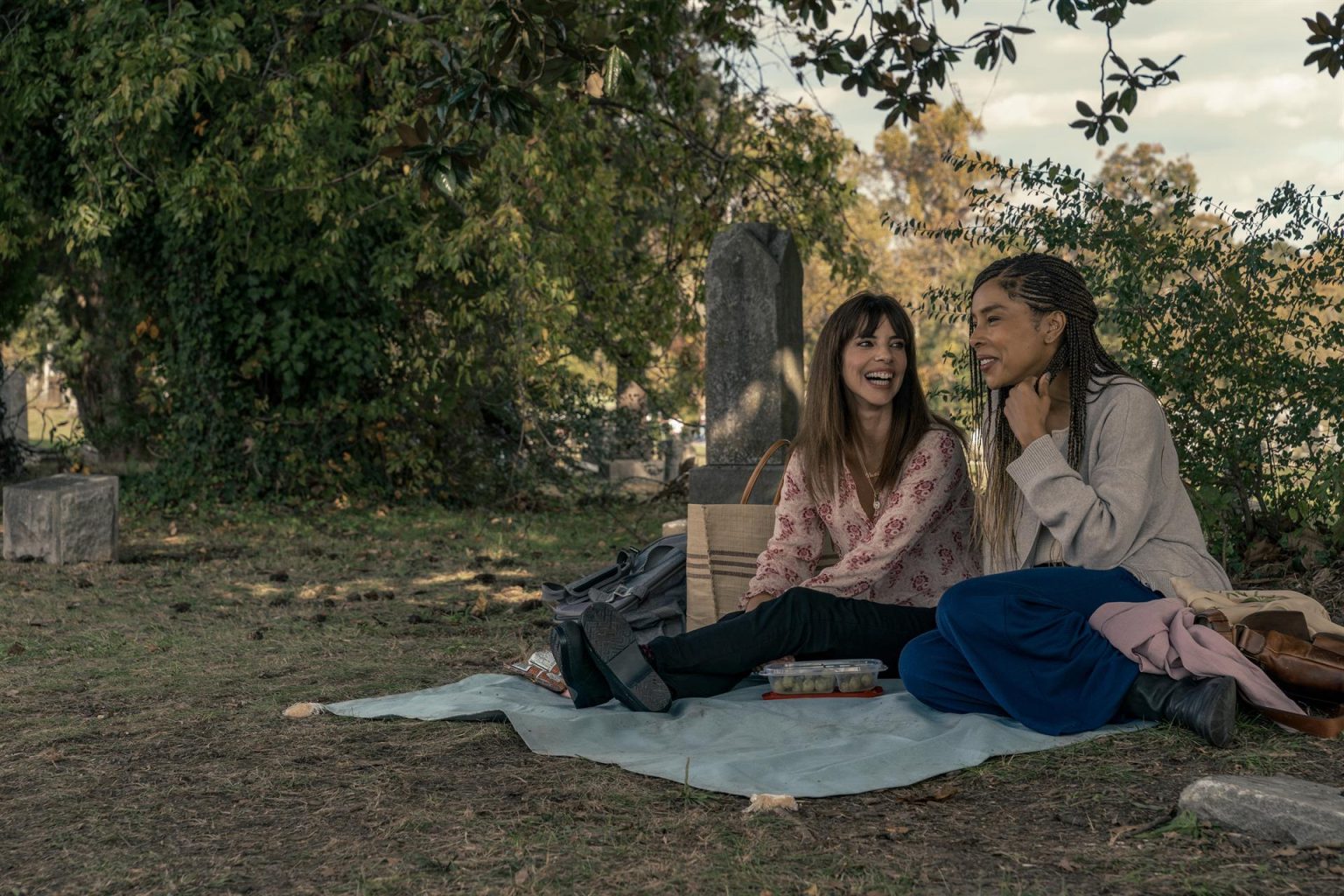 Fotografía cedida hoy por Apple TV+ que muestra a Maribel Verdú y Sophie Okonedo en una escena de la película "Raymond & Ray". EFE/ Apple Tv+ SOLO USO EDITORIAL SOLO DISPONIBLE PARA ILUSTRAR LA NOTICIA QUE ACOMPAÑA (CRÉDITO OBLIGATORIO)