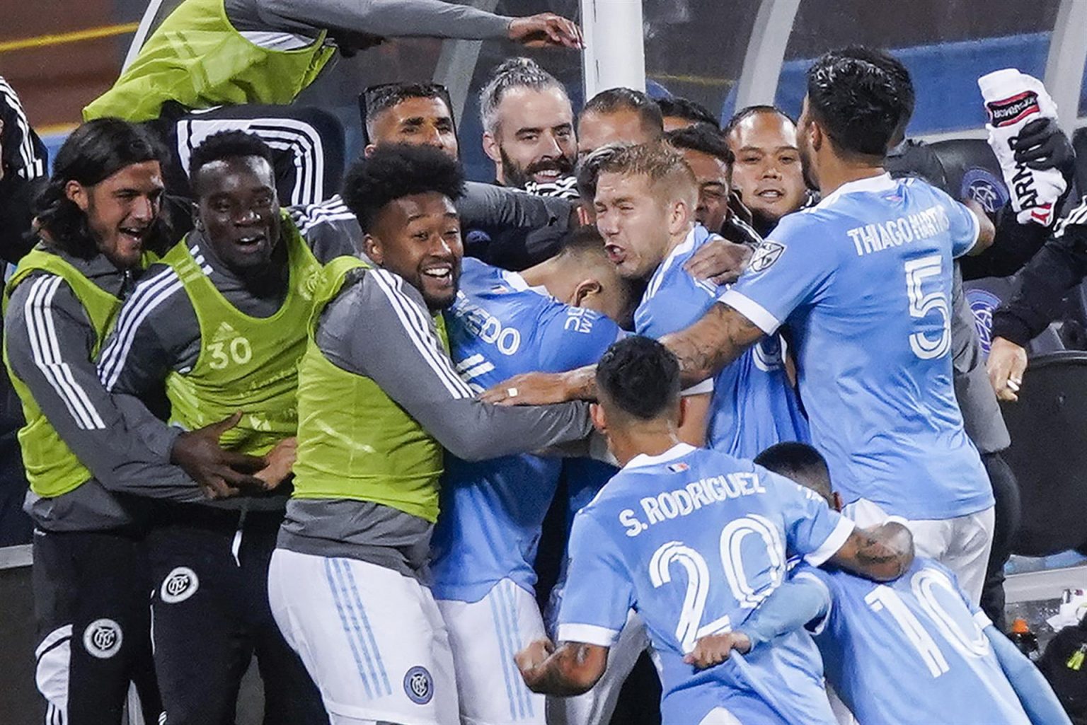 Jugadores del New York City fueron registrados este lunes, 17 de octubre, al celebrar un gol que le convirtieron al Inter Miami FC, durante un partido de la fase final de la Copa MLS 2022, en el estadio City Field, en Queens (Nueva York, EE.UU.). EFE/Eduardo Muñoz