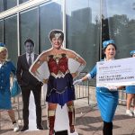 Miembros del grupo activista Avaaz sostienen una figura de cartón de la directora gerente del Fondo Monetario Internacional (FMI), Kristalina Georgieva, vestida de "Wonder Woman", junto a una imagen del primer ministro de Canadá, Justin Trudeau, durante una protesta hoy, en Washington (EEUU). EFE/Octavio Guzmán