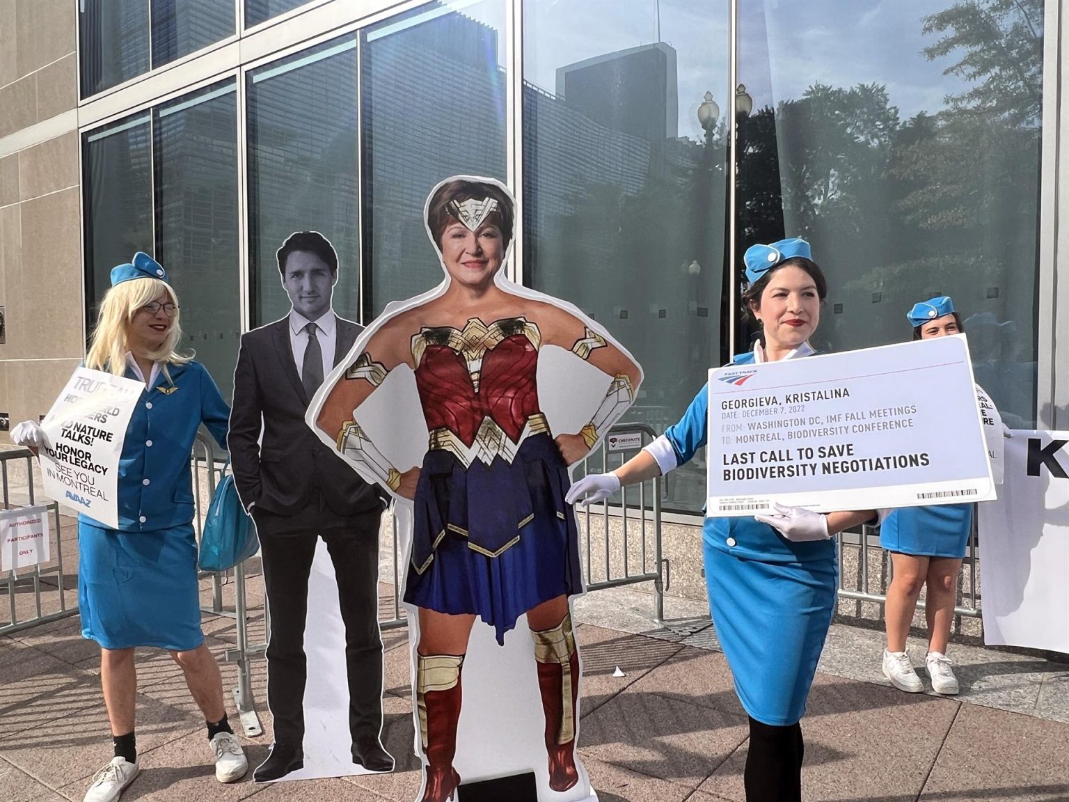 Miembros del grupo activista Avaaz sostienen una figura de cartón de la directora gerente del Fondo Monetario Internacional (FMI), Kristalina Georgieva, vestida de "Wonder Woman", junto a una imagen del primer ministro de Canadá, Justin Trudeau, durante una protesta hoy, en Washington (EEUU). EFE/Octavio Guzmán