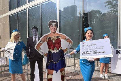 Miembros del grupo activista Avaaz sostienen una figura de cartón de la directora gerente del Fondo Monetario Internacional (FMI), Kristalina Georgieva, vestida de "Wonder Woman", junto a una imagen del primer ministro de Canadá, Justin Trudeau, durante una protesta hoy, en Washington (EEUU). EFE/Octavio Guzmán