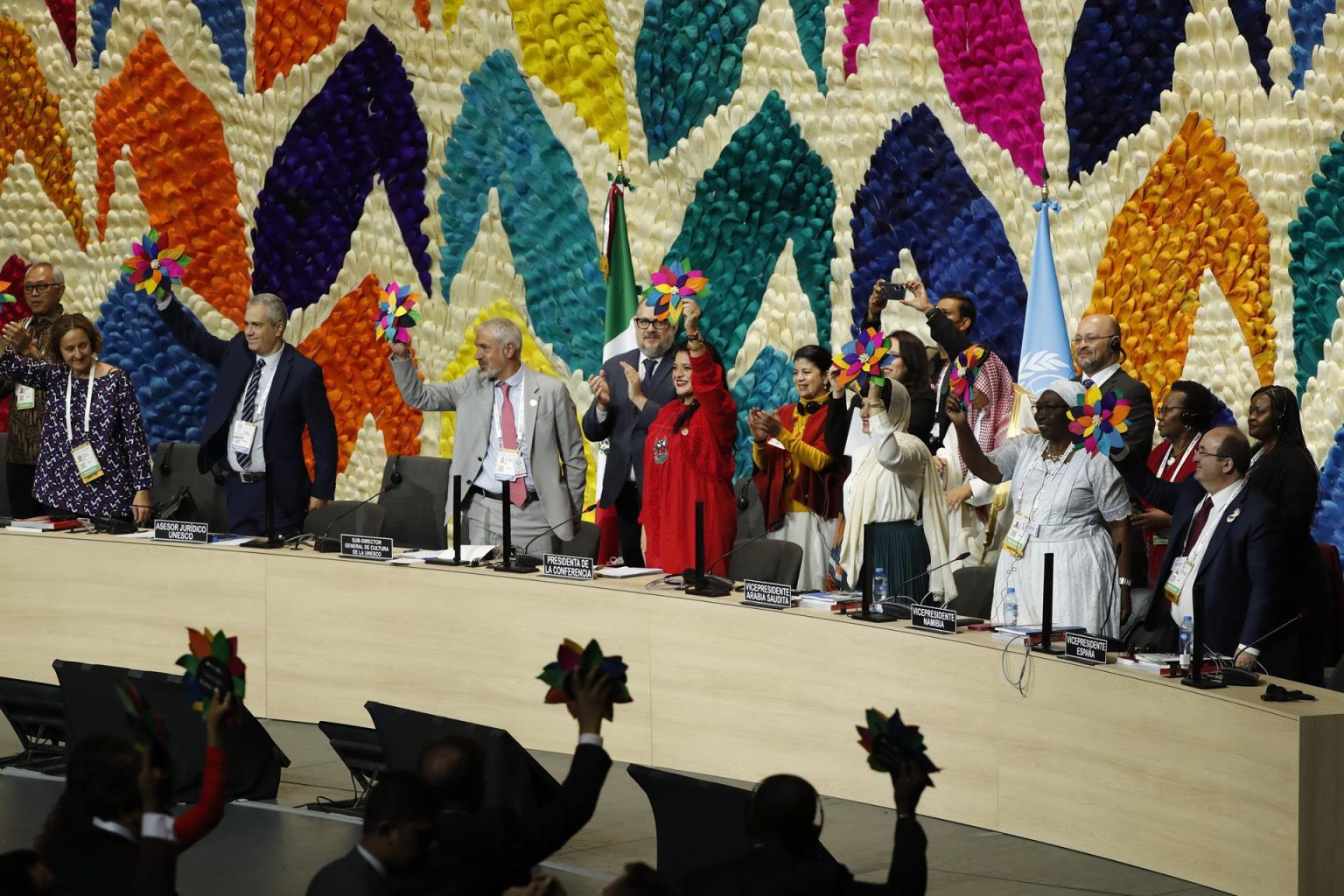 Los representantes de la Conferencia Mundial de la Unesco sobre Políticas Culturales y Desarrollo Sostenible (Mondiacult) que se celebra en Ciudad de México agitan unos ramos para celebrar la clausura del evento hoy en Ciudad de México (México). EFE/José Méndez