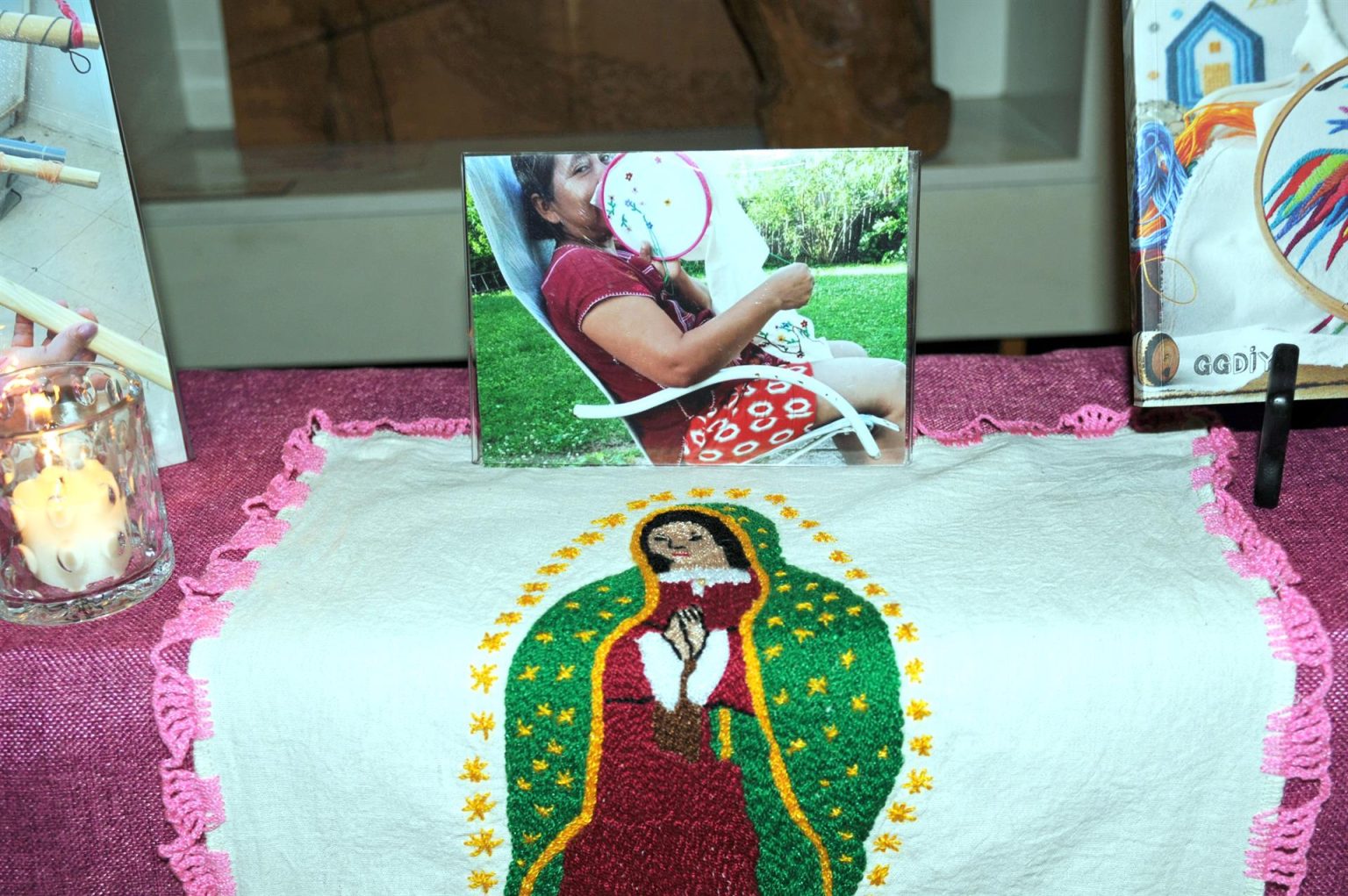 Uno de los pañuelos bordados a mano por migrantes mostrados en exhibición el 23 de octubre en la iglesia Episcopal Grace St. Pauls en la ciudad de Tucson (Arizona). EFE/María León