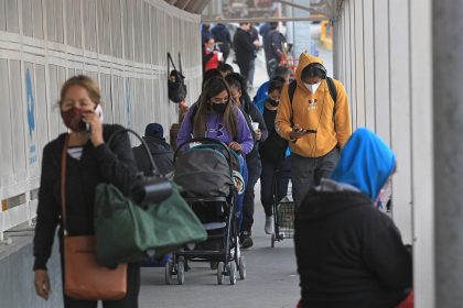 Un grupo de viajeros cruza las instalaciones de los puertos terrestres que conectan con El Paso (Texas) en Ciudad Juárez, estado de Chihuahua (México). Imagen de archivo. EFE/Luis Torres