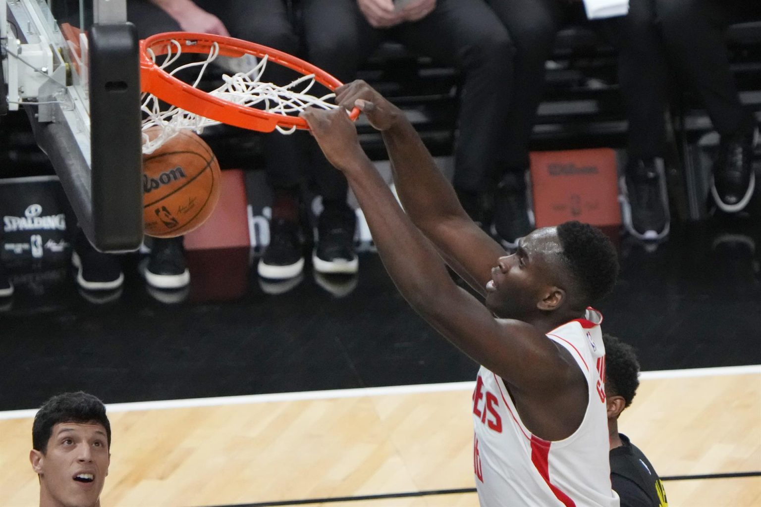 Usman Garuba de Rockets encesta hoy, en un partido de la NBA entre Houston Rockets y Utah Jazz en Vivint Smart Home Arena en Houston (EE.UU.). EFE/ George Frey