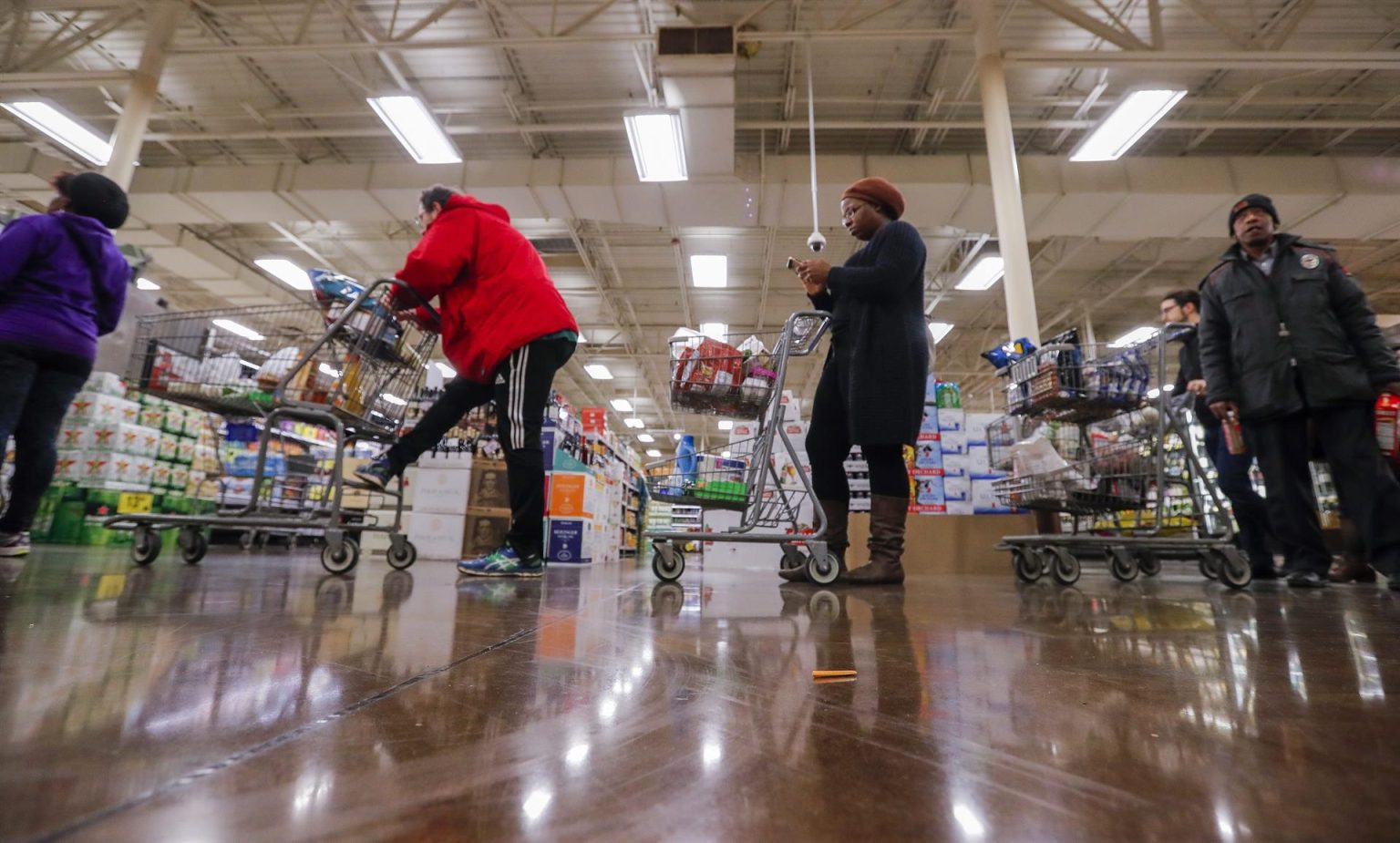 Fotografía de archivo de varios clientes en un supermercado Kroger en Decatur, Georgia (EE.UU.). EPA / ERIK S. MENOS