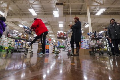 Fotografía de archivo de varios clientes en un supermercado Kroger en Decatur, Georgia (EE.UU.). EPA / ERIK S. MENOS