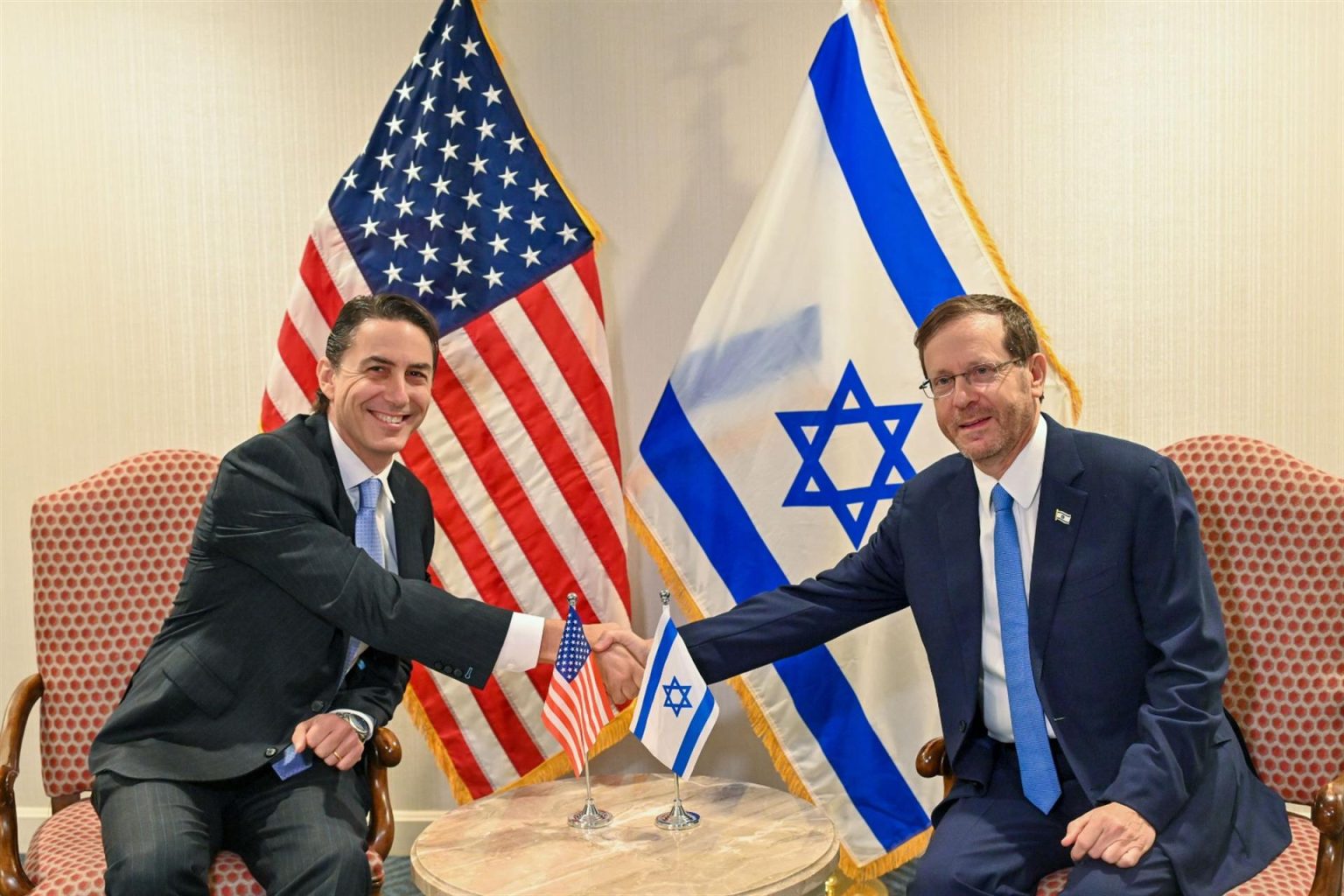 El presidente israelí, Isaac Herzog (d), durante su reunión de este martes en Washington con el mediador estadounidense en el acuerdo para establecer la frontera marina con Líbano, Amos Hochstein. EFE/ Kobi Gideon / GPO SÓLO USO EDITORIAL / SÓLO DISPONIBLE PARA ILUSTRAR LA NOTICIA QUE ACOMPAÑA (CRÉDITO OBLIGATORIO)