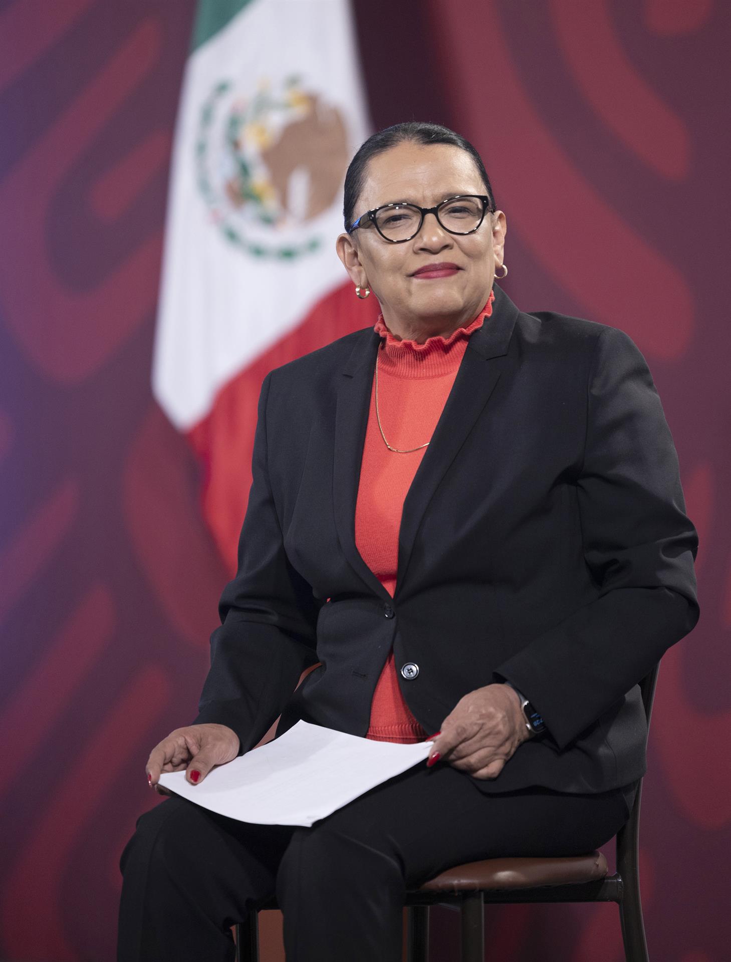 Fotografía cedida hoy, por la presidencia de México, de la secretaria de Seguridad, Rosa Icela Rodríguez, mientras participa en una rueda de prensa en el Palacio Nacional de la Ciudad de México (México). EFE/ Presidencia De México SOLO USO EDITORIAL SOLO DISPONIBLE PARA ILUSTRAR LA NOTICIA QUE ACOMPAÑA (CRÉDITOOBLIGATORIO)