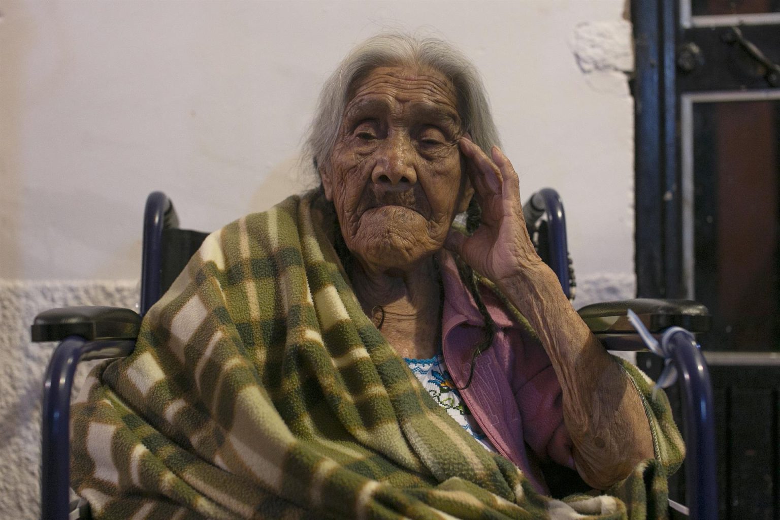 Fotografía de archivo fechada el 1 de noviembre de 2018 que muestra a María Salud Ramírez Caballero “Mamá Coco” en su hogar de la comunidad de Santa Fe de la Laguna, Michoacán (México). EFE/Iván Villanueva