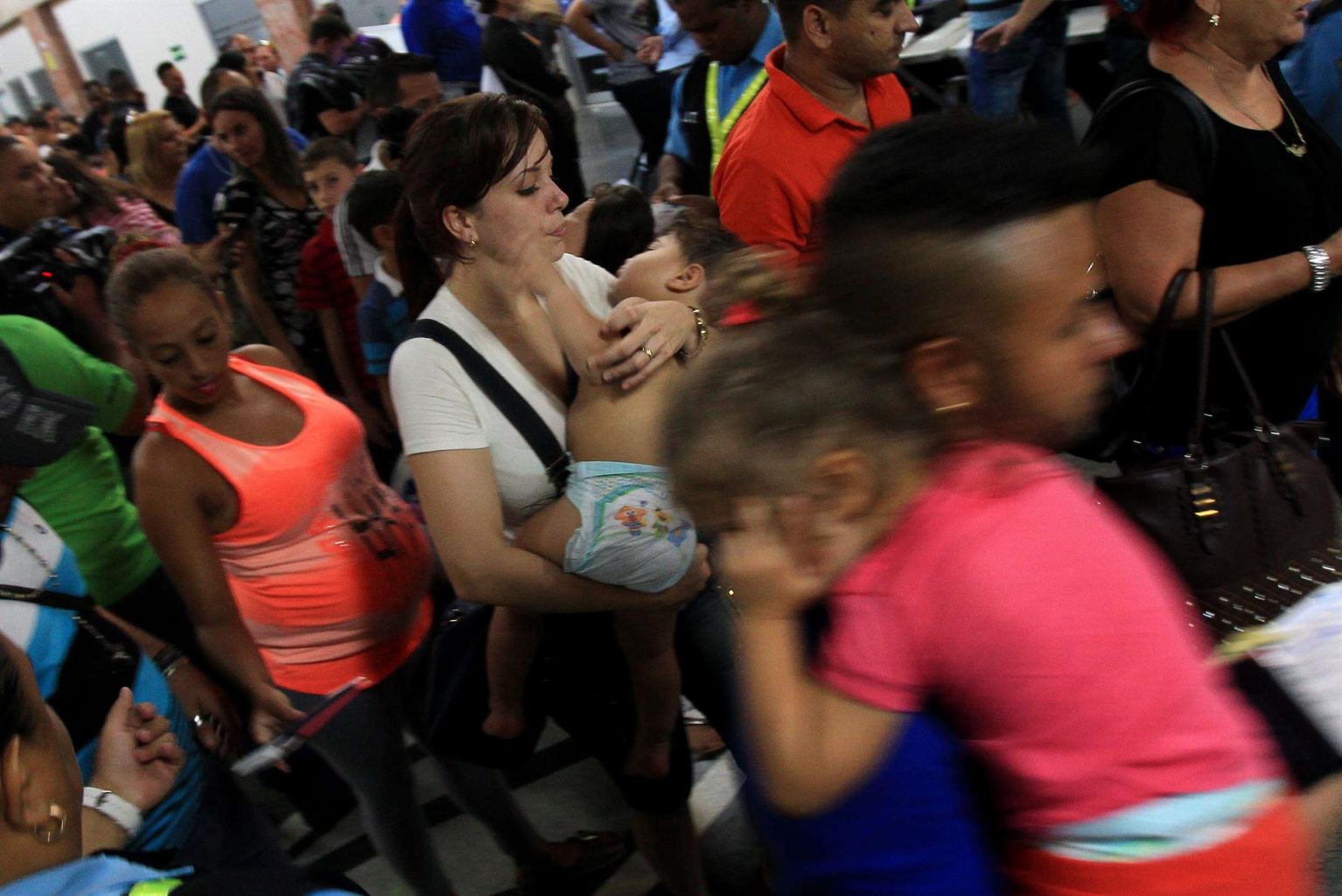 Fotografía de archivo donde se observa a varios migrantes en la terminal internacional del aeropuerto de Tocumen en Ciudad de Panamá (Panamá). EFE/Alejandro Bolívar