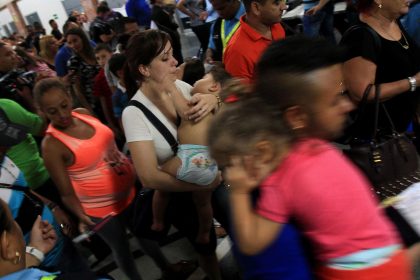 Fotografía de archivo donde se observa a varios migrantes en la terminal internacional del aeropuerto de Tocumen en Ciudad de Panamá (Panamá). EFE/Alejandro Bolívar