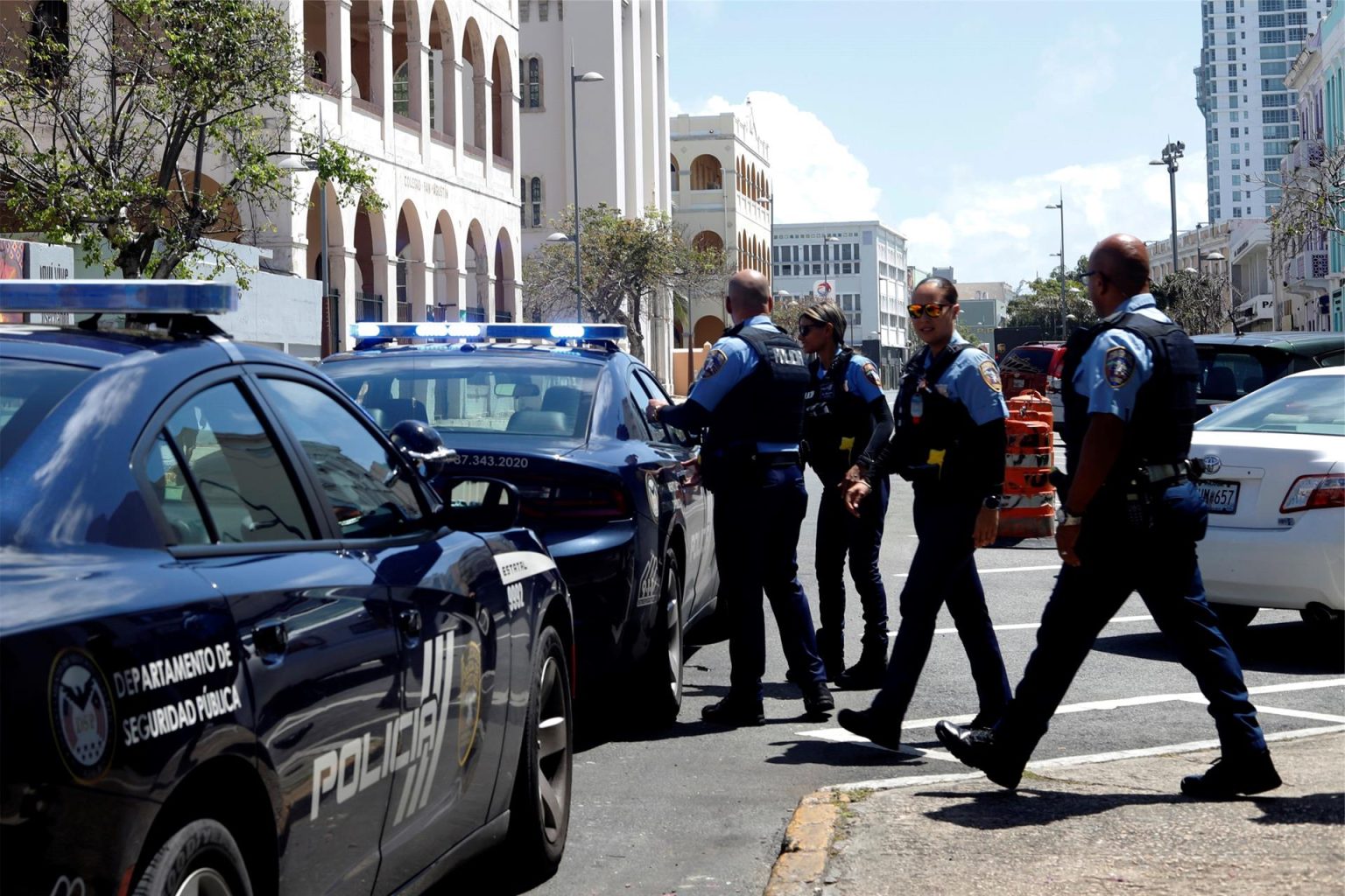 Fotografía de archivo de agentes de policía patrullando una calle en San Juan (Puerto Rico). EFE/Thais Llorca