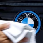 Fotografía de archivo que muestra el logotipo de un automóvil BMW. EFE/ Narong Sangnak