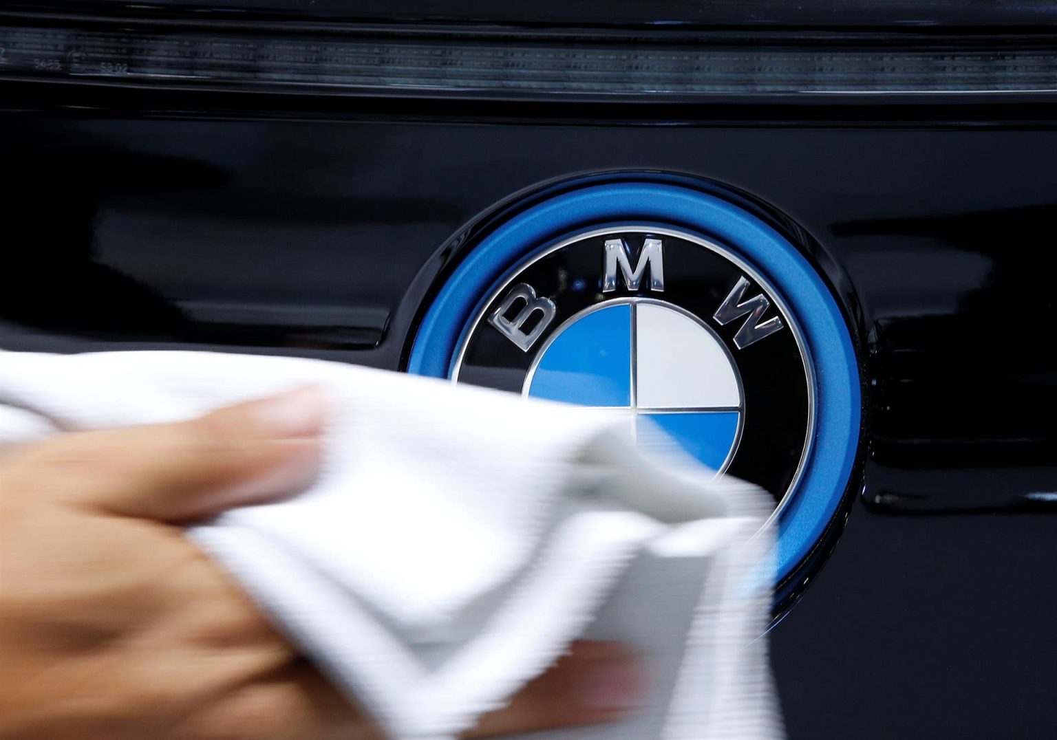 Fotografía de archivo que muestra el logotipo de un automóvil BMW. EFE/ Narong Sangnak