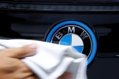 Fotografía de archivo que muestra el logotipo de un automóvil BMW. EFE/ Narong Sangnak