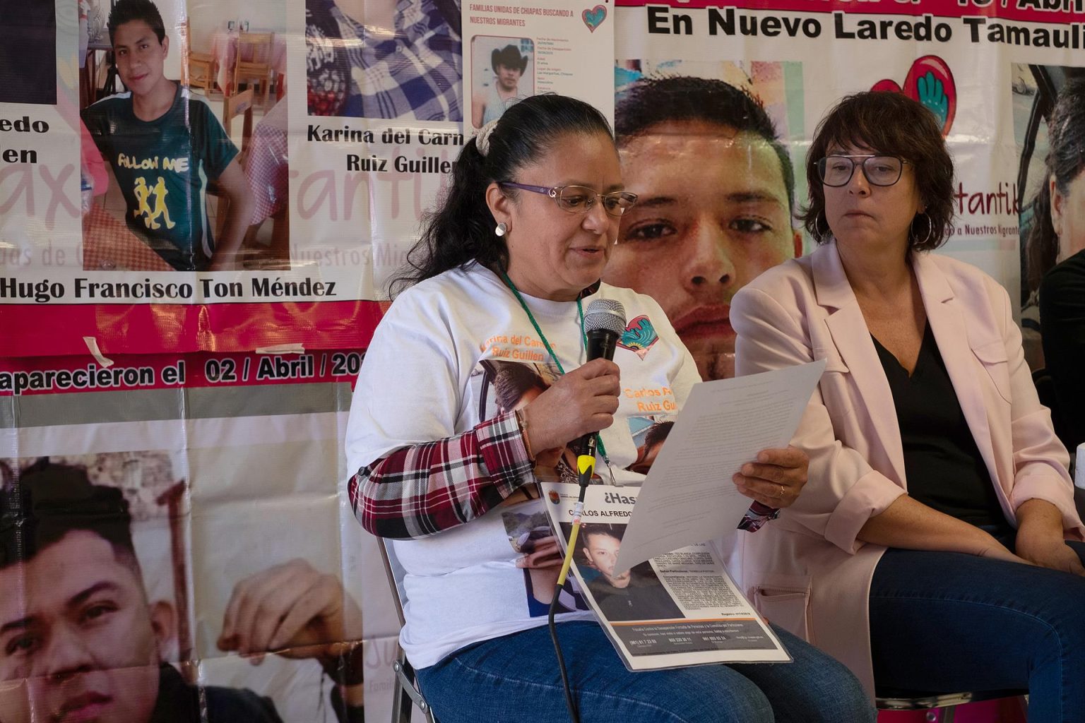 Verónica, madre de un migrante desaparecido y representante de Junax Ko'tantik, habla hoy durante una conferencia de prensa en la ciudad de San Cristóbal de las Casas, Chiapas (México). EFE/Carlos López