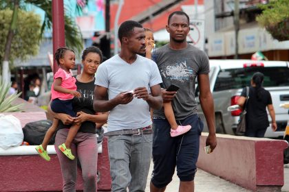 Migrantes caminan hoy por las calles de Tapachula, en Chiapas (México). EFE/Juan Manuel Blanco