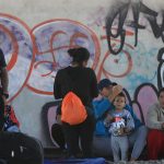 Un grupo de migrantes permanecen en un albergue improvisado hoy, en espera de ayuda de organizaciones internacionales e instituciones de gobierno cerca de la barda fronteriza, en Ciudad Juárez, Chihuahua (México). EFE/ Luis Torres