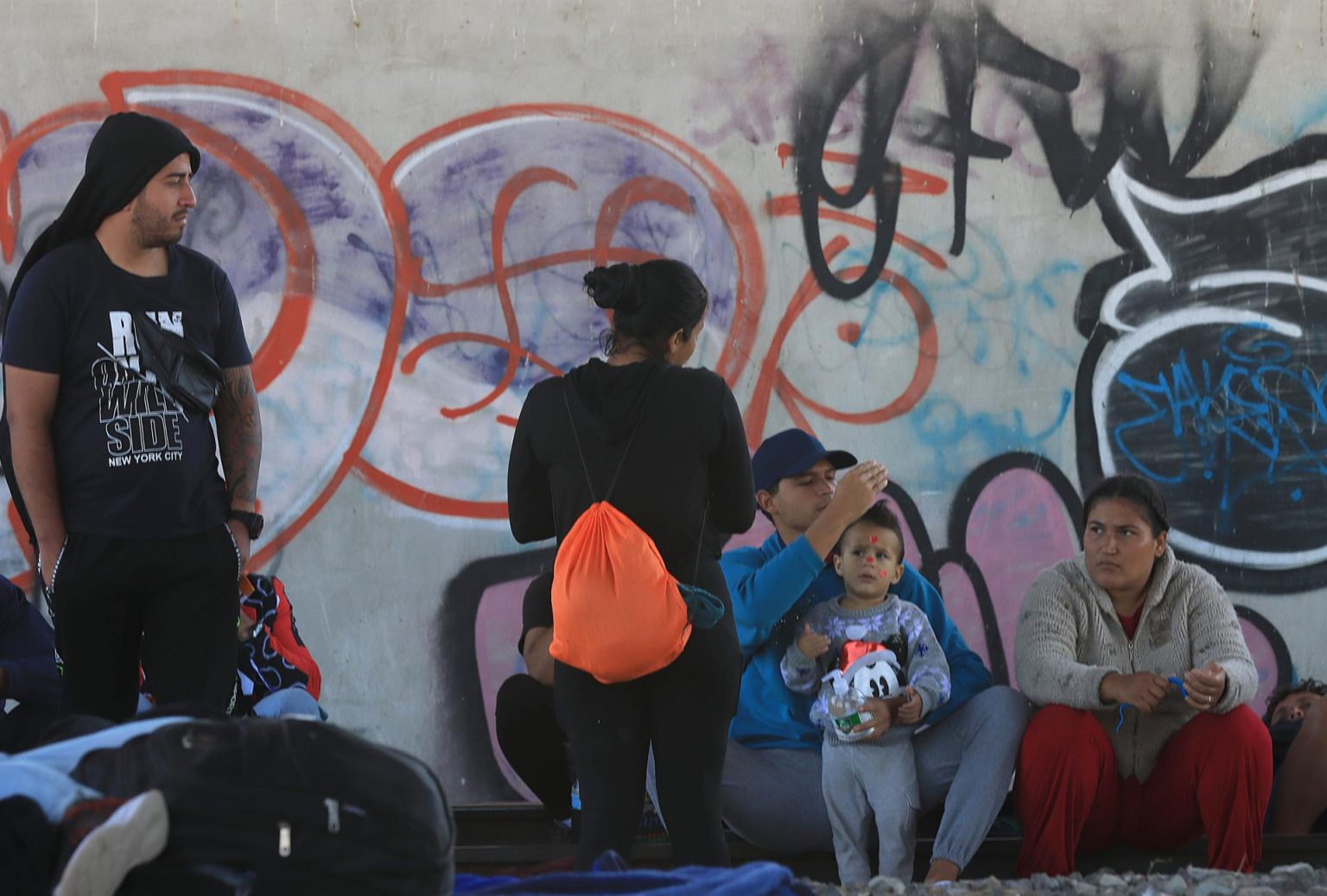 Un grupo de migrantes permanecen en un albergue improvisado hoy, en espera de ayuda de organizaciones internacionales e instituciones de gobierno cerca de la barda fronteriza, en Ciudad Juárez, Chihuahua (México). EFE/ Luis Torres