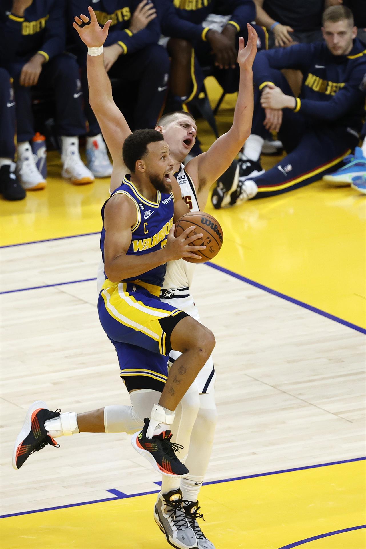 Fotografía de archivo de Stephen Curry(i) de los Golden State Warriors. EFE/EPA/JOHN G. MABANGLO SHUTTERSTOCK OUT