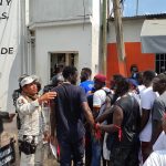 Migrantes de origen senegalés se manifiestan hoy, afuera de las oficinas del Instituto Nacional de Migración (INM) en la ciudad mexicana de Tapachula, estado de Chiapas (México). EFE/Juan Manuel Blanco