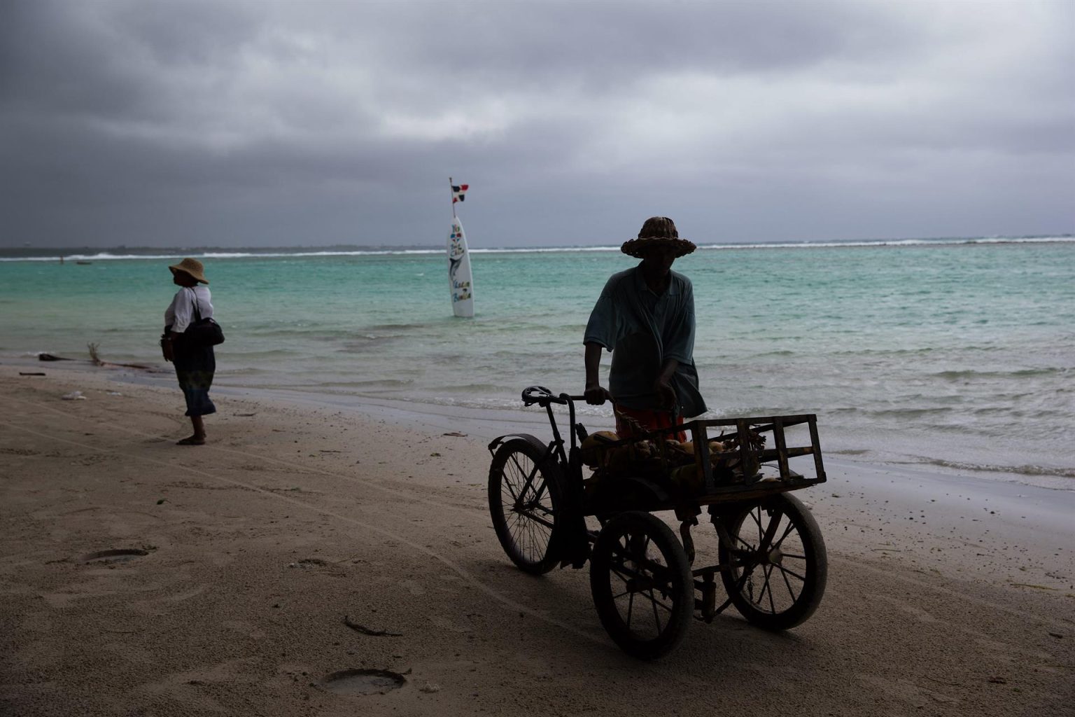 Vendedores caminan por la playa Boca Chica en Boca Chica (República Dominicana). Imagen de archivo. EFE/Orlando Barría