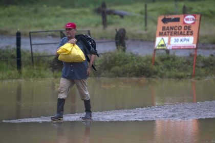 Los vientos máximos sostenidos han disminuido alrededor de 75 mph (120 km/h) con ráfagas más fuertes y se espera un debilitamiento adicional hoy a medida que se adentre en Nicaragua. Imagen de archivo. EFE/Jorge Torres